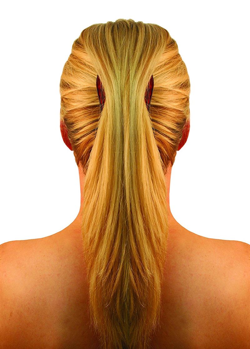 Eine Person mit langen blonden Haaren, die zu einer halb hochgesteckten Frisur mit Twist gestylt und mit der SOHO Banana Interlocking Hair Claw – Schildpatt und einer weiteren Klammer befestigt sind, von hinten vor einem weißen Hintergrund gezeigt.