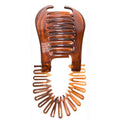 Die SOHO Banana Interlocking Hair Claw – Tortoise verfügt über breite, gebogene Zinken, ein flexibles Spiralband und ein durchscheinendes Schildpattmuster – perfekt für Retro-Frisuren.