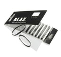 Eine offene Packung BLAX-Haargummis – Schwarz (8 Stück) zeigt mehrere dünne, verhakungsfreie Haargummis im Inneren, wobei zwei flexible Plastikbänder von BLAX außerhalb der Verpackung liegen.
