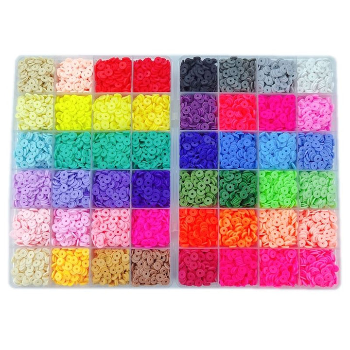 Das Fashiongirl Clay Beads / Heishi Beads Arona Kit enthält 12.000 farbenfrohe Perlen in einer Kunststoff-Aufbewahrungsbox – perfekt für die Herstellung von farbenfrohem Schmuck und kreativen Perlen-Designs mit diesem vielseitigen KREA DIY-Schmuckset.