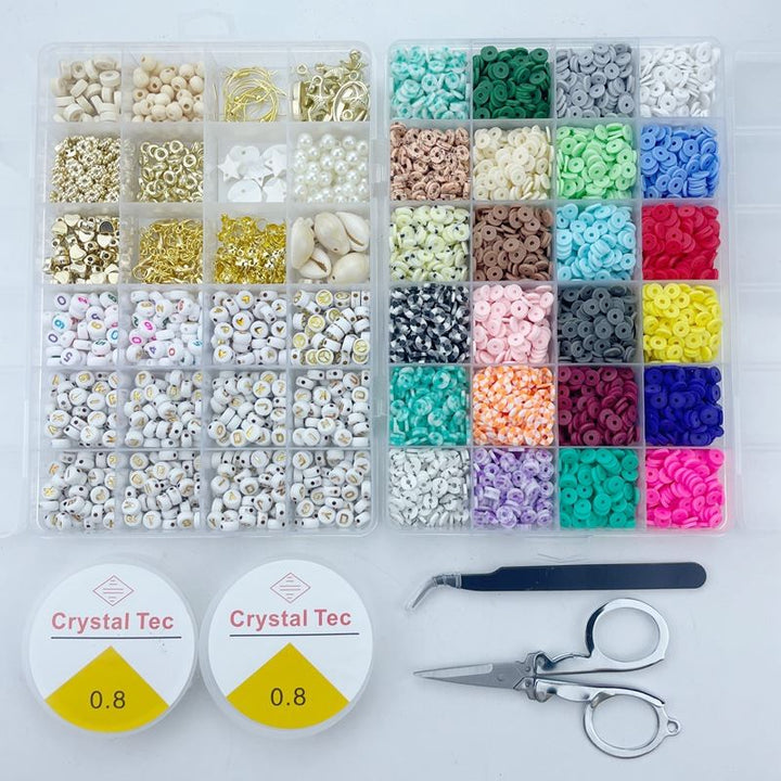 Das Fashiongirl Clay Beads / Heishi Beads Bohemian Kit ist ein KREA DIY-Schmuck-Set mit 6000 verschiedenen Perlen, Goldbeschlägen, Crystal Tec-Schnurrollen, einer kleinen Schere und einer Pinzette – alles ordentlich sortiert für Ihre kreativen Projekte.