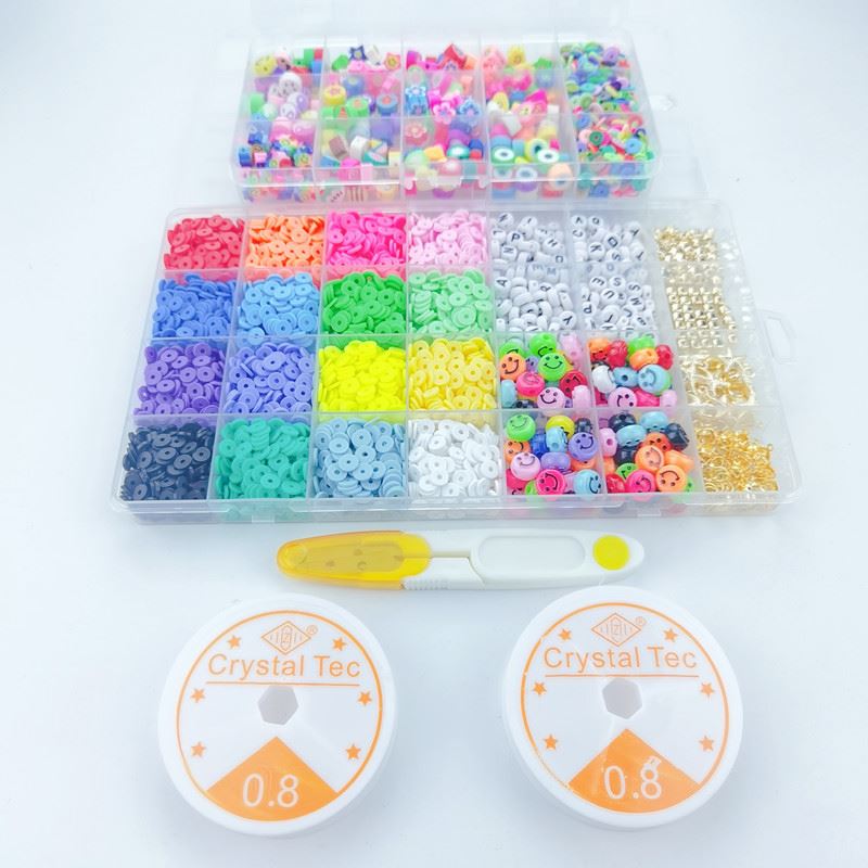 Das Fashiongirl Clay Beads / Heishi Beads Fimo Kit – KREA DIY Jewellery Kit enthält 4500 bunte Perlen in verschiedenen Formen, übersichtliche Fächer, eine Pinzette und zwei Spulen mit 0,8 mm Crystal Tec-Gummiband für die einfache Herstellung von Schmuck.