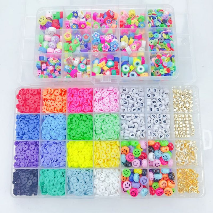 Das Fashiongirl Clay Beads / Heishi Beads Fimo Kit – KREA DIY Jewellery Kit enthält 4500 bunte Perlen mit Buchstaben, Smileys, Blumen und geometrischen Formen, die alle nach Art und Farbe in einer Plastikbox sortiert sind – ideal für die Schmuckherstellung.