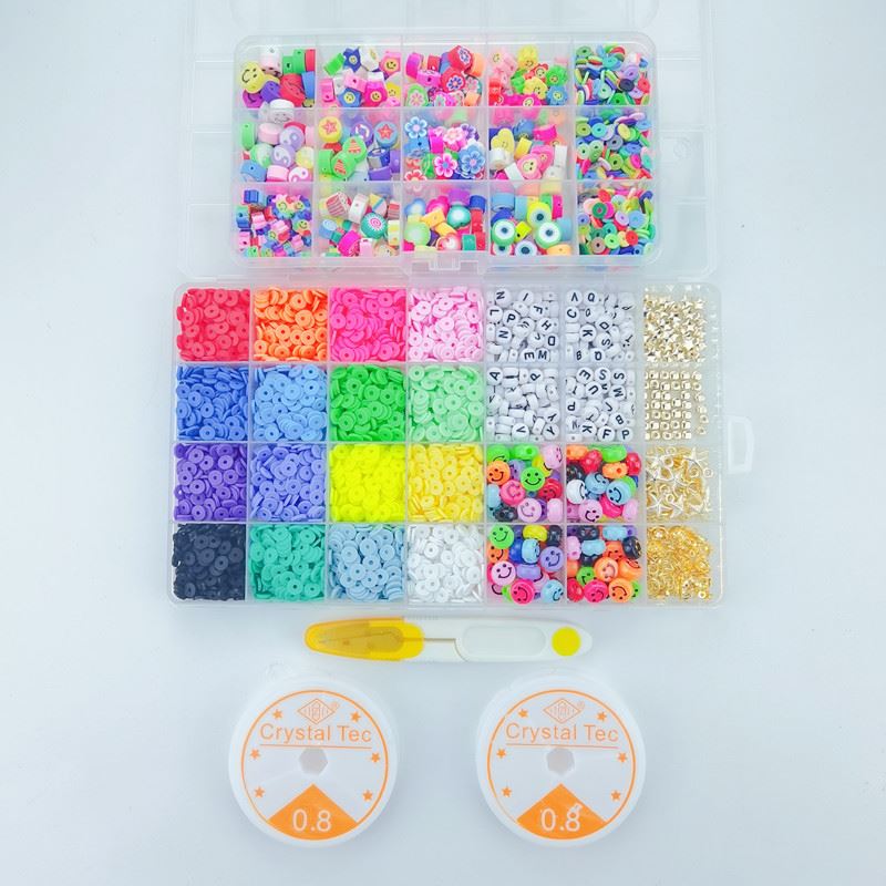 Das Fashiongirl Clay Beads / Heishi Beads Fimo Kit – KREA DIY Jewellery Kit enthält 4500 bunte Perlen in verschiedenen Formen und Buchstaben, zwei Crystal Tec-Gummibänder und eine gelbe Pinzette, angeordnet auf einem weißen Hintergrund.