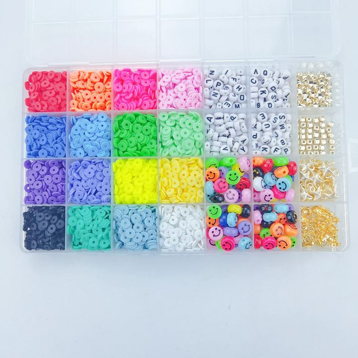 Das Fashiongirl Clay Beads / Heishi Beads Fimo Kit enthält 4500 bunte Perlen, darunter Smileys, Buchstaben und metallische Goldperlen in einer Box mit Fächern – perfekt für kreative DIY-Schmuckprojekte.