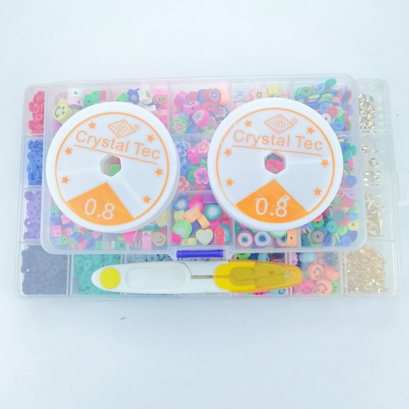 Das Fashiongirl Clay Beads/Heishi Beads Fimo Kit enthält 4500 bunte Perlen, zwei Spulen 0,8 mm Crystal Tec-Schnur, eine Pinzette und einen Perlenaufreihhilfe in einer durchsichtigen Box – perfekt für die Herstellung von KREA DIY-Schmuck.
