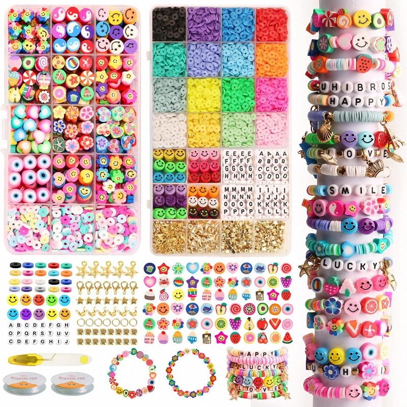 Das Fashiongirl Clay Beads / Heishi Beads Fimo Kit – KREA DIY Jewellery Kit enthält 4500 bunte Perlen, Smileys, Buchstaben und Accessoires zum Herstellen von Schmuck. Es werden mehrere fertige Armbänder und zwei Perlenringe gezeigt.