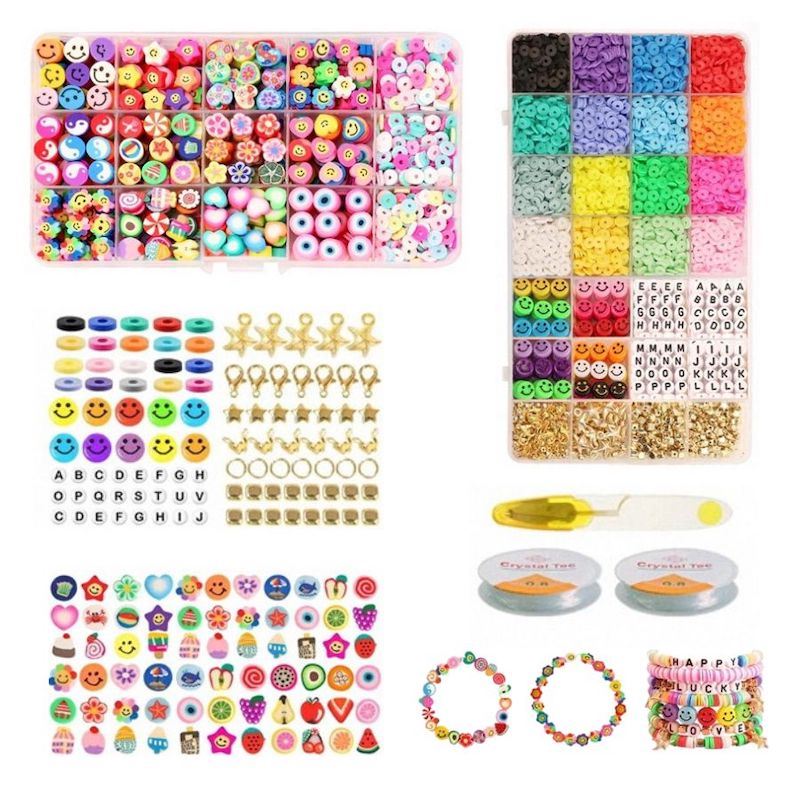 Das Fashiongirl Clay Beads / Heishi Beads Fimo Kit – KREA DIY Jewellery Kit enthält 4500 verschiedene bunte Perlen, Anhänger, Buchstabenperlen, elastische Schnüre, Verschlüsse und zwei vorgefertigte Armbänder, die übersichtlich in Fächern angeordnet sind.