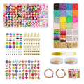 Das Fashiongirl Clay Beads / Heishi Beads Fimo Kit – KREA DIY Jewellery Kit enthält 4500 verschiedene bunte Perlen, Anhänger, Buchstabenperlen, elastische Schnüre, Verschlüsse und zwei vorgefertigte Armbänder, die übersichtlich in Fächern angeordnet sind.