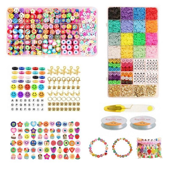 Das Fashiongirl Clay Beads / Heishi Beads Fimo Kit – KREA DIY Jewellery Kit enthält 4500 verschiedene bunte Perlen, Anhänger, Buchstabenperlen, elastische Schnüre, Verschlüsse und zwei vorgefertigte Armbänder, die übersichtlich in Fächern angeordnet sind.