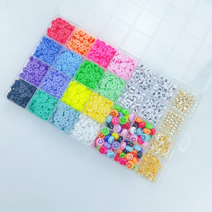 Das Fashiongirl Clay Beads / Heishi Beads Fimo Kit ist ein 4500-teiliges Schmuckset mit einem Kunststoff-Organizer mit 24 Fächern, gefüllt mit leuchtenden flachen Rundperlen, Buchstabenperlen, Smileys und goldfarbenen Metallperlen – sortiert nach Art und Farbe.