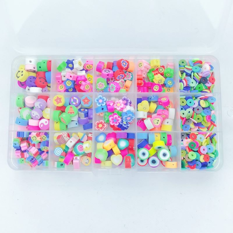 Das Fashiongirl Clay Beads / Heishi Beads Fimo Kit – KREA DIY Jewellery Kit enthält 4500 bunte Perlen in verschiedenen Formen wie Blumen, Herzen, Sternen, Fruchtscheiben und Smileys in einem Kunststoff-Organizer mit 15 Fächern – perfekt für die Schmuckherstellung.