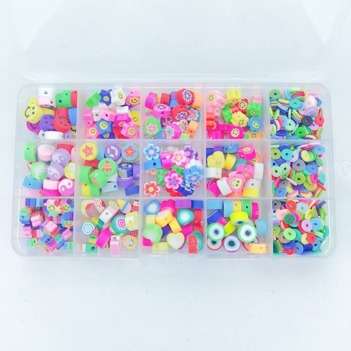 Das Fashiongirl Clay Beads / Heishi Beads Fimo Kit – KREA DIY Jewellery Kit enthält 4500 bunte Perlen in verschiedenen Formen wie Blumen, Herzen, Sternen, Fruchtscheiben und Smileys in einem Kunststoff-Organizer mit 15 Fächern – perfekt für die Schmuckherstellung.
