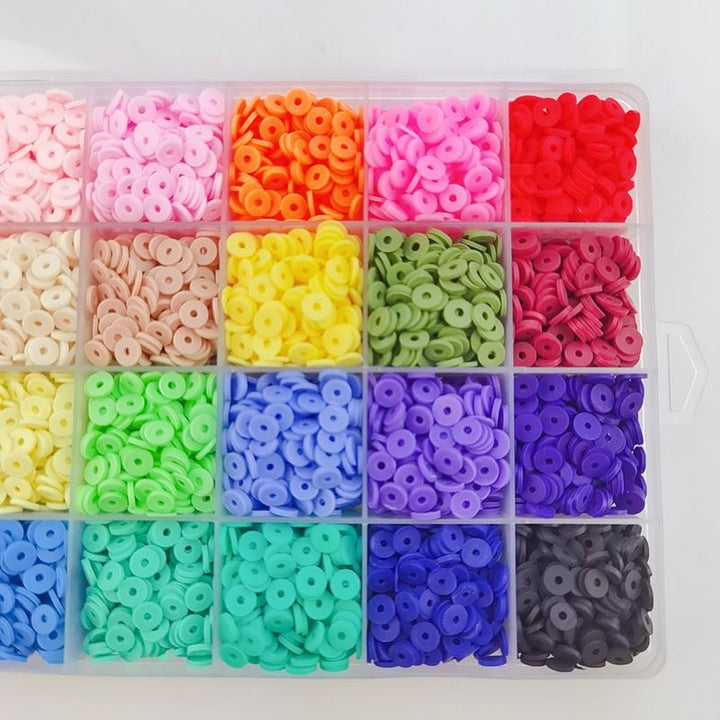 Das Fashiongirl Clay Beads/Heishi Beads Merkki Kit enthält 7000 bunte Perlen in 20 Fächern – ideal für Schmuckherstellungssets und kreative DIY-Projekte.