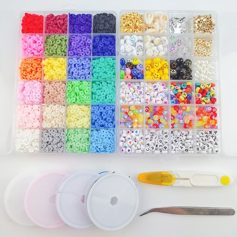 Das Fashiongirl Clay Beads / Heishi Beads Merkki Kit – KREA DIY Jewellery Kit enthält 7000 bunte, sortierte Perlen, sortiert in einer Aufbewahrungsbox mit drei leeren Behältern, einer Nadel mit gelbem Griff und einer Metallpinzette auf weißem Untergrund.