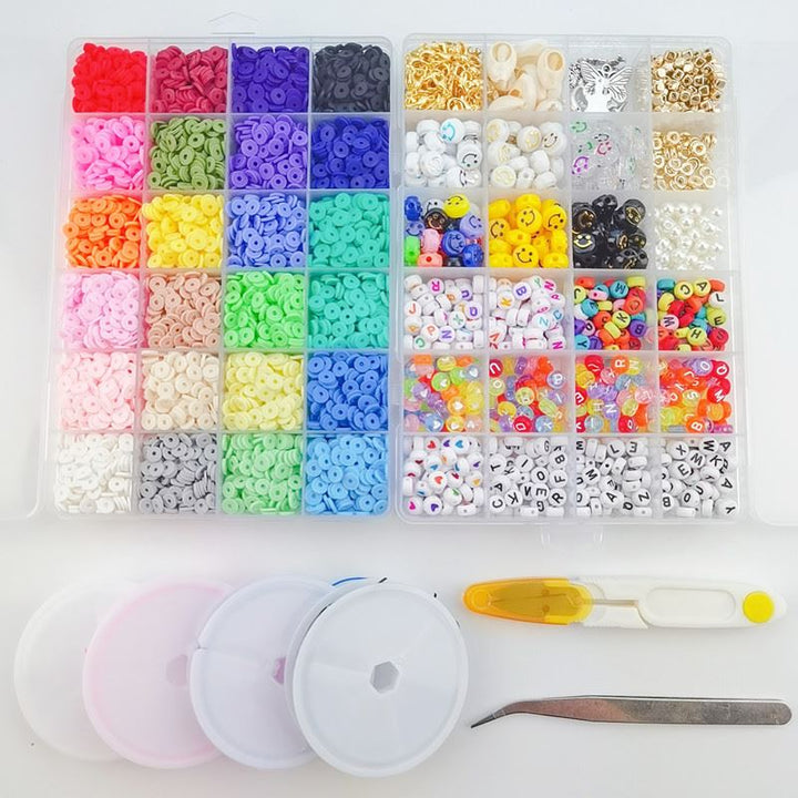 Das Fashiongirl Clay Beads / Heishi Beads Merkki Kit – KREA DIY Jewellery Kit enthält 7000 bunte, sortierte Perlen, sortiert in einer Aufbewahrungsbox mit drei leeren Behältern, einer Nadel mit gelbem Griff und einer Metallpinzette auf weißem Untergrund.