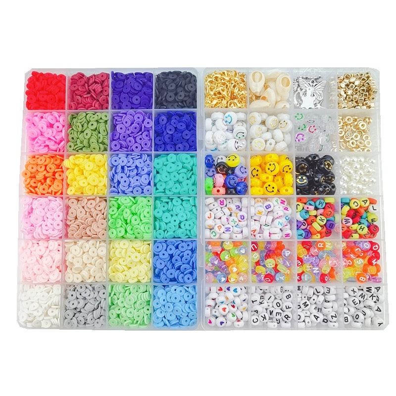 Das Fashiongirl Clay Beads / Heishi Beads Merkki Kit – KREA DIY Jewellery Kit enthält 7000 bunte Perlen und Buchstabenperlen mit lustigen Designs, die alle nach Farbe und Stil in einem Kunststoff-Organizer sortiert sind – perfekt für die Schmuckherstellung.