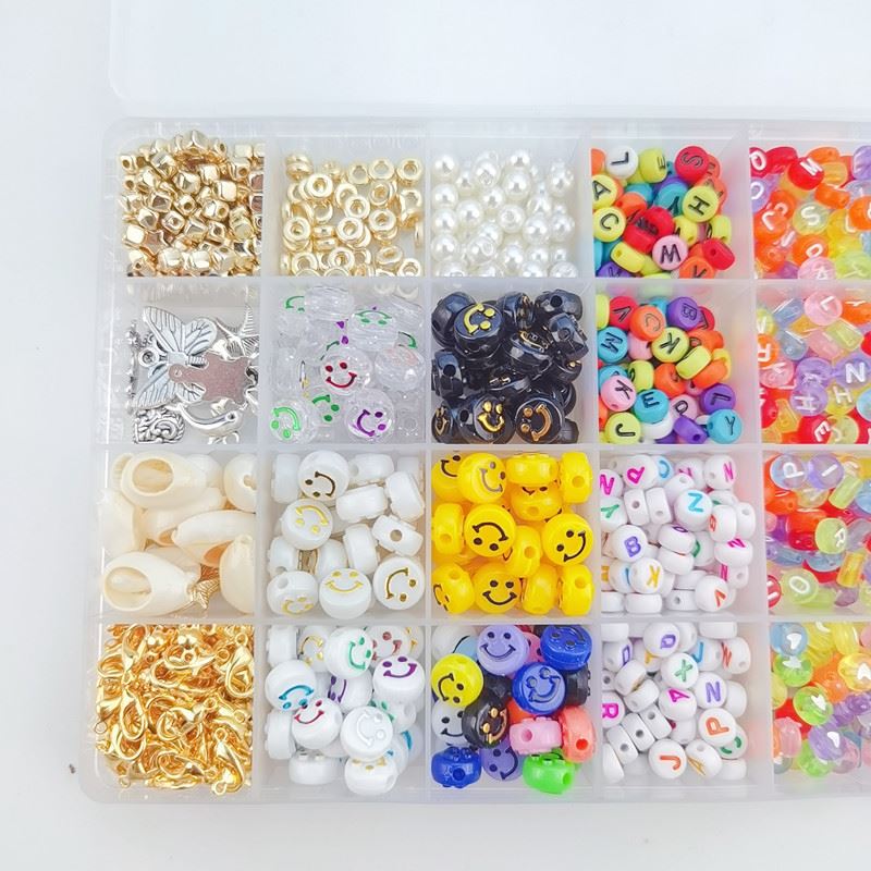 Das Fashiongirl Clay Beads / Heishi Beads Merkki Kit – KREA DIY Jewellery Kit enthält 7000 bunte Perlen – Metallic, Perlmutt, klar, Buchstaben, Smileys, Herzformen und mehr – in einer Kunststoffbox zum Aufbewahren für die Schmuckherstellung.