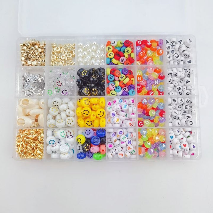 Das Fashiongirl Clay Beads / Heishi Beads Merkki Kit – KREA DIY Jewellery Kit enthält 7000 Perlen in einer Aufbewahrungsbox mit 18 Fächern, gefüllt mit bunten Perlen, Buchstaben, Zahlen, Anhängern und verschiedenen Formen für kreative Projekte.