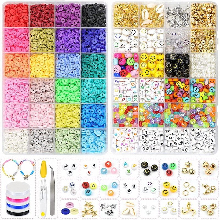 Das Fashiongirl Clay Beads / Heishi Beads Merkki Kit – KREA DIY Jewellery Kit enthält 7000 bunte Perlen, Anhänger, Smileys, Buchstaben, Werkzeuge und Musterstücke, die übersichtlich in Fächern für die kreative Schmuckherstellung angeordnet sind.