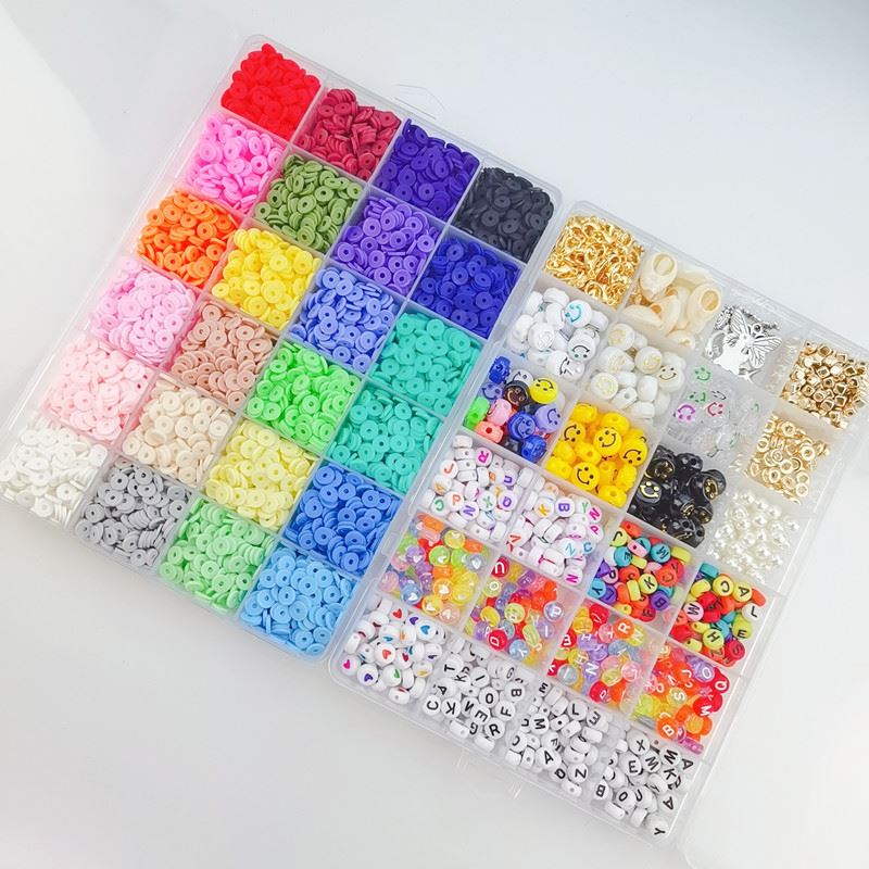 Das Fashiongirl Clay Beads / Heishi Beads Merkki Kit von KREA ist ein 7000-teiliges DIY-Schmuckset mit massiven runden Perlen, Alphabetperlen, Smileys, Zierperlen und Heishi-Tonperlen in einer Kunststoff-Aufbewahrungsbox mit Fächern.