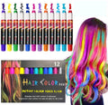 Zwölf UNIQ Hair Chalk – Vibrant Hair Chalk Color Pen Set Stifte in 12 Farben sind über der Produktverpackung abgebildet, neben einer Person mit langen, welligen Haaren, die mit diesen temporären, auswaschbaren Haarfarbenstiften in passenden, leuchtenden Regenbogenfarben gefärbt sind.