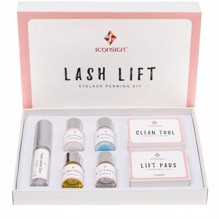 Öffnen Sie das Fashiongirl Lash Lift Kit von IconSign und finden Sie darin Flaschen, eine Tube, Werkzeuge und Lift-Pads, die übersichtlich angeordnet sind. Holen Sie sich eine Wimpernwelle in Salonqualität nach Hause. Auf dem Deckel der Box steht: Lash Lift Eyelash Perming Kit.
