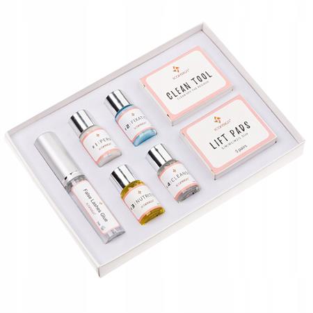 Das Lash Lift Kit von IconSign von Fashiongirl bietet eine Wimpernwelle in Salonqualität für zu Hause, mit kleinen Flaschen, einer Sprühflasche und Clean Tool- und Lift Pads-Boxen, die übersichtlich in einer weißen Schale angeordnet sind und eine einfache Anwendung ermöglichen.
