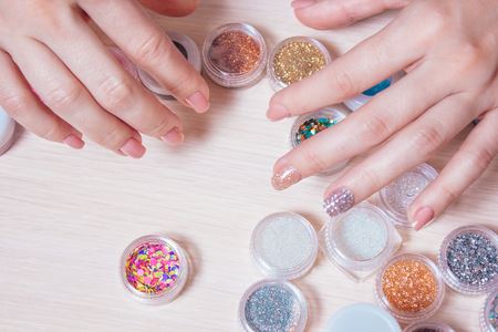 Nageldekoration / Nageldekorationsset für die Maniküre mit Perlen, Pailletten, Glitzer und Diamanten – 48 Flaschen – | Fashiongirl