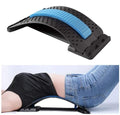 Der Fashiongirl Pro Back Stretcher, der allein mit einem blauen Polster gezeigt wird, wird auch von einer Person in schwarzem Hemd und blauen Jeans demonstriert, die ihn zur Unterstützung der Lendenwirbelsäule und zur Korrektur der Körperhaltung verwendet.
