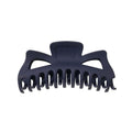 Die SOHO Astrid Hair Claw in Navy verfügt über ein mattes dunkelblaues Finish, breite gebogene Zinken und eine offene geometrische Oberseite – ideal zum Fixieren von dickem Haar.