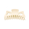 Die SOHO Astrid Hair Claw – White von SOHO ist eine große Kunststoff-Haarspange mit breiten, gebogenen Zinken und zwei dreieckigen Ausschnitten im oberen Bereich – ideal zum Fixieren von dickem Haar.