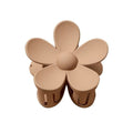 Die SOHO Bloom Hair Claw – Brown von SOHO besticht durch ihr charmantes Design mit sechs glatten, abgerundeten Blütenblättern und einer runden Mitte – das perfekte stilvolle Accessoire für jeden Look.