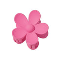 Die SOHO Bloom Hair Claw – Pink von SOHO hat ein niedliches Design mit sechs rosa Blütenblättern und einem Knopf in der Mitte, das von oben auf einem schlichten weißen Hintergrund gezeigt wird.