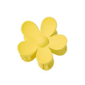 Die SOHO Bloom Hair Claw – Yellow von SOHO ist ein blütenförmiges Haaraccessoire mit fünf abgerundeten Blütenblättern, das von oben auf weißem Hintergrund abgebildet ist.