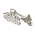 Die SOHO Emy Metal Hair Claw – Butterfly verfügt über silberne Schmetterlingsflügel mit einem Schmetterling und Herzanhängern, die mit einer Kette verbunden sind. Dieses abnehmbare Accessoire von SOHO verleiht jeder Frisur Eleganz und Vielseitigkeit.