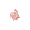 Die SOHO Hara Mini Hair Claw in Blush ist eine kleine, glänzende, hellrosa Kunststoffklammer mit abgerundeten Kanten und ineinandergreifenden Zähnen für einen sicheren Halt.