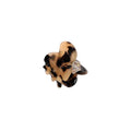 Die SOHO Hara Mini Hair Claw in Light Tortoise zeichnet sich durch einen sicheren Halt und ein klares Federscharnier in Blumenform aus und wird auf weißem Hintergrund gezeigt.