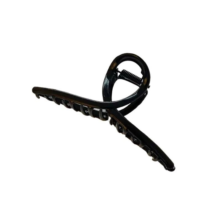 Die SOHO Iva Metal Hair Claw in Schwarz verfügt über ein gebogenes, ineinandergreifendes Design und ein robustes Federscharnier – ein ideales SOHO-Accessoire, um einen stilvollen Messy Bun zu fixieren.