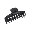 Die SOHO Kana Hair Claw – Black von SOHO verfügt über breite, gebogene Zinken und ein Federscharnier für einen starken Halt, das alle Haartypen sicher an Ort und Stelle hält. Hergestellt aus strapazierfähigem schwarzem Kunststoff.