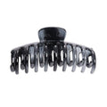 Die SOHO Kana Hair Claw – Monotone Gradient von SOHO verfügt über gebogene, ineinandergreifende Zinken und einen Federmechanismus, der einen starken Halt für alle Haartypen bietet und das Haar sicher an Ort und Stelle hält.