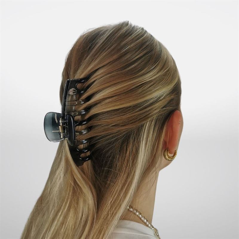 A person with long blonde hair styled half-up and secured with the SOHO Kana Hair Claw - Monotone Gradient is shown from the back, wearing gold hoop earrings and a pearl necklace.
