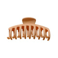 Die SOHO Kana Hair Claw – Sepia von SOHO verfügt über ein hellbraunes Kunststoffdesign mit breiten, gebogenen Zinken für einen starken Halt und ist für alle Haartypen geeignet. Abgebildet vor weißem Hintergrund.