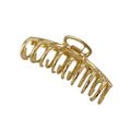 Die SOHO Kana Metal Hair Claw in Gold zeichnet sich durch ein großes, gebogenes Design mit ineinandergreifenden Zinken für einen starken Halt aus und ist für alle Haartypen geeignet.