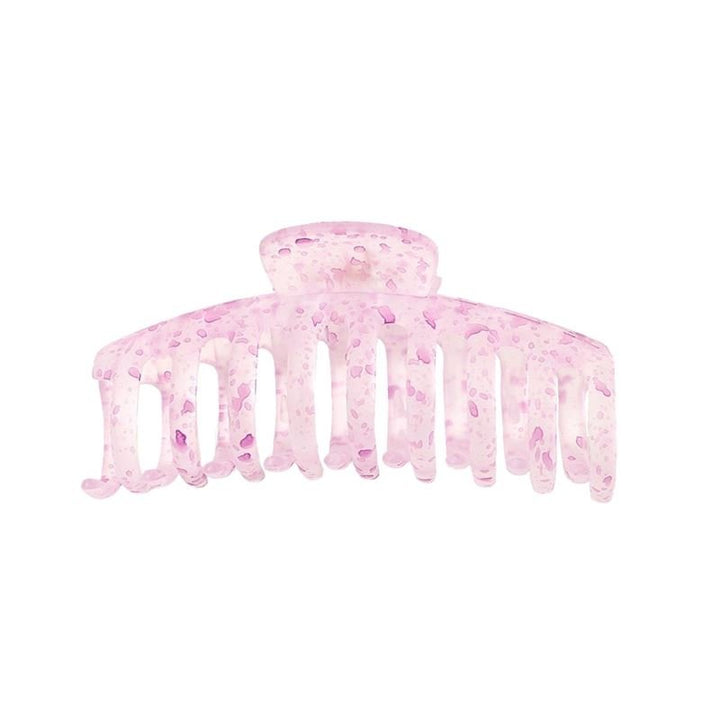 Die SOHO Kana Splash Hair Claw in Lila hat ein marmoriertes, durchscheinendes Design mit breiten Zinken für einen sicheren Halt bei allen Haartypen und wird vor einem weißen Hintergrund gezeigt.