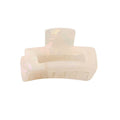 Die SOHO Leia Mini Hair Claw – Pearl von SOHO verfügt über ein cremefarbenes, schillerndes Finish, einen rechteckigen Ausschnitt und gebogene Zinken – ideal, um Ihre Frisur zu fixieren.
