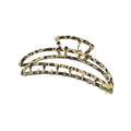 Die SOHO Leopard Metal Barette Hair Claw mit ihrem offenen Rahmen und dem auffälligen goldenen und schwarzen Leopardenmuster ist ein schickes Accessoire, das jedem Look einen auffälligen Stil verleiht.