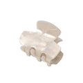 Die SOHO Loa Mini Hair Claw in White Marble hat eine glänzende, perlweiße Oberfläche und ein glattes, geschwungenes Design mit breiten Zinken, präsentiert vor einem schlichten weißen Hintergrund.