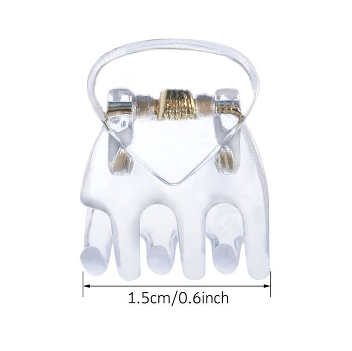 Die SOHO Lucca Mini Hair Claws – Transparent von SOHO verfügen über fünf abgerundete Zinken, eine goldfarbene Feder und sind nur 1,5 cm breit – perfekt für Fans von Mini- oder transparenten Haarspangen.