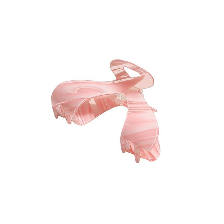 Die SOHO Malou Hair Claw – Pink von SOHO hat ein geschwungenes, von Schmetterlingen inspiriertes Design mit einem rosa marmorierten Finish und wird vor einem schlichten weißen Hintergrund gezeigt.